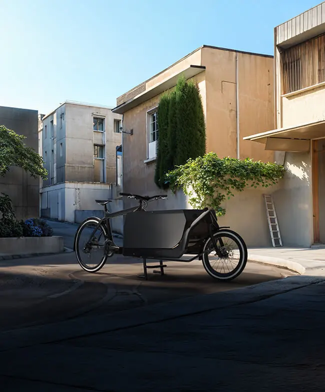 Vélo cargo se déplaçant rapidement en milieu urbain